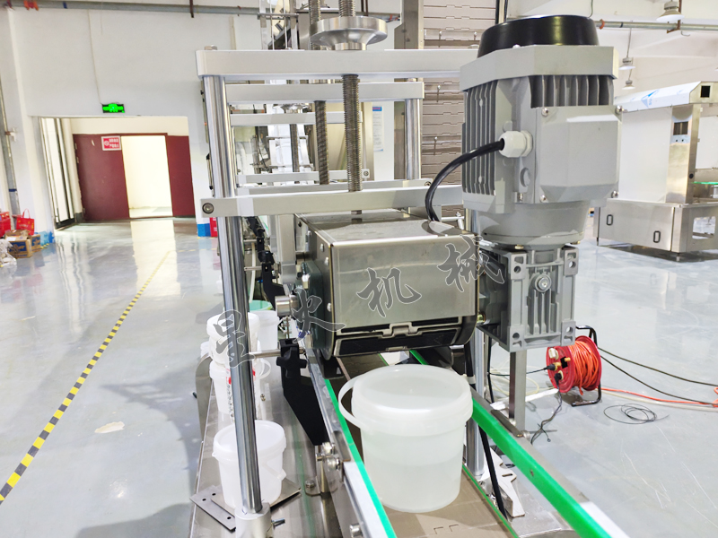 江蘇自動封口機-塑料桶壓蓋機