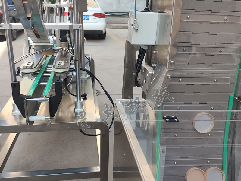 江蘇星火自動壓蓋封口機實拍