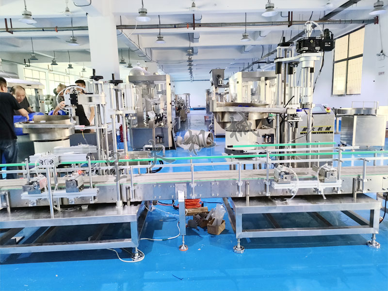 20KG化工溶液稱重灌裝生產線-壓塞旋蓋細節實拍