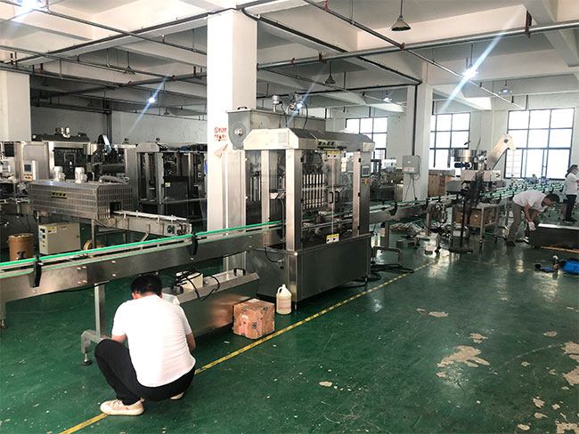 星火包裝機(jī)械生產(chǎn)廠家技術(shù)人員調(diào)試設(shè)備中