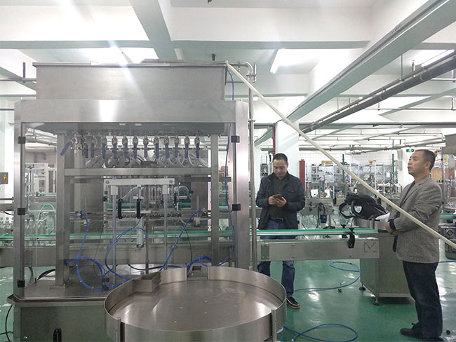 食用油灌裝機設備操作演示中